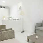 White Stylish شقة